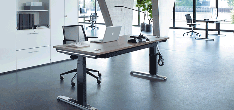 Höhenverstellbarer Schreibtisch für mehr Ergonomie am Arbeitsplatz | Hund Möbelwerke